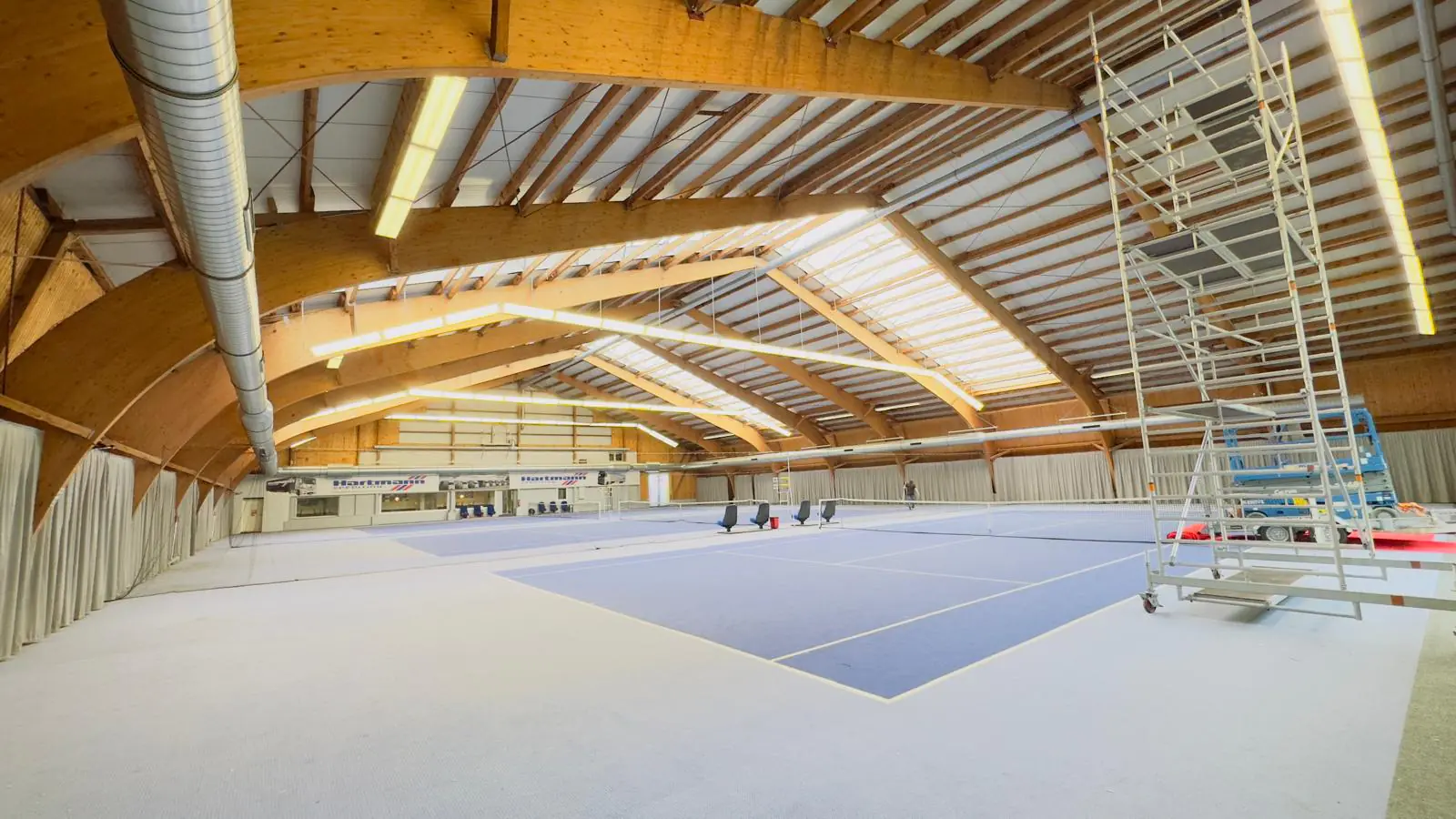 tennis court (indoor)